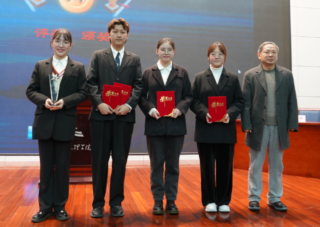 伍法权教授为亚军队伍颁奖